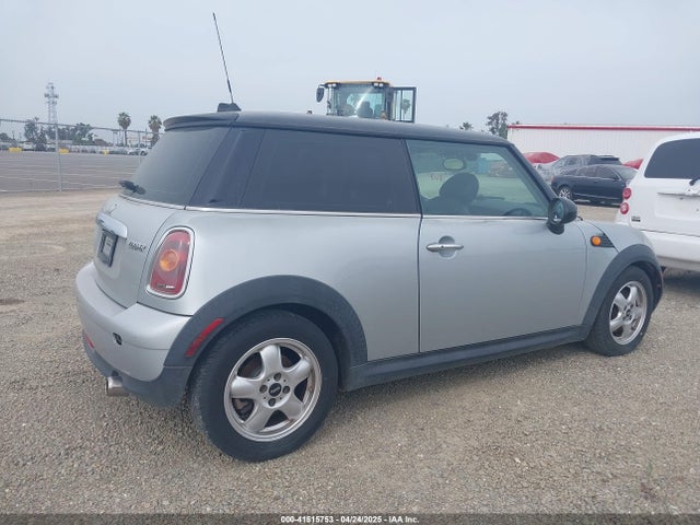 2008 MINI COOPER WMWMF33548TU68524 Photo 3