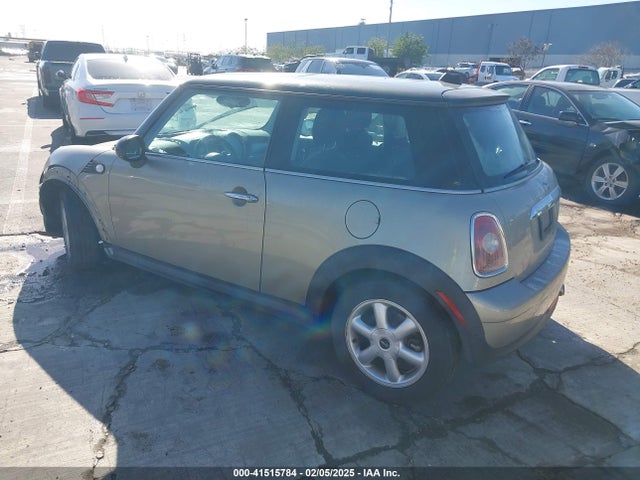2007 MINI COOPER WMWMF335X7TL78003 Photo 2