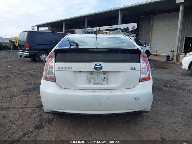 JTDKN3DU3F1986099 Toyota Prius Two
