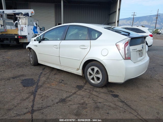JTDKN3DU3F1986099 Toyota Prius Two