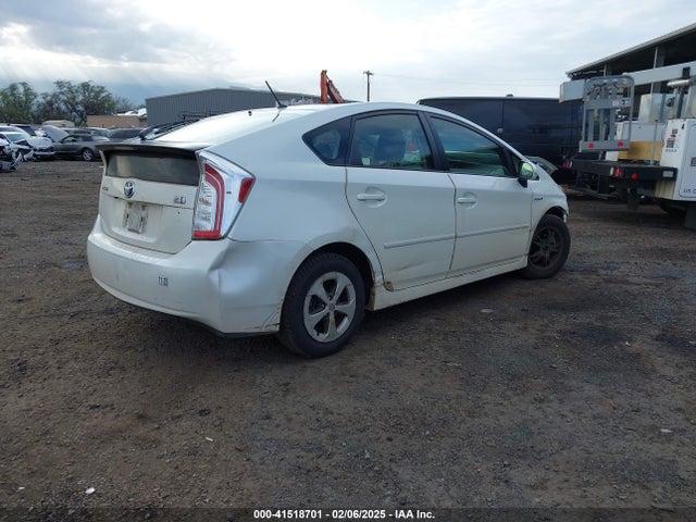 JTDKN3DU3F1986099 Toyota Prius Two
