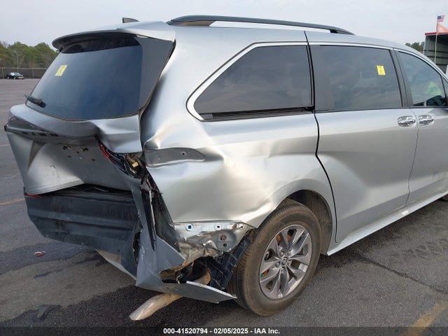 5TDYRKEC9RS181312 Toyota SIENNA XLE