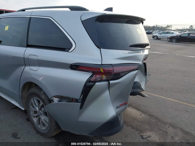 5TDYRKEC9RS181312 Toyota SIENNA XLE