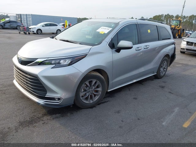 5TDYRKEC9RS181312 Toyota SIENNA XLE