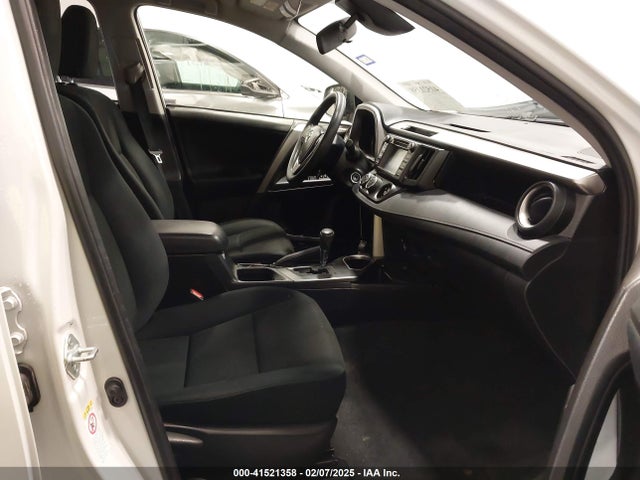 JTMZFREV6HJ147279 Toyota RAV4 LE