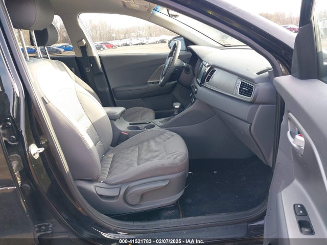 KNDCB3LCXJ5158204 KIA NIRO LX