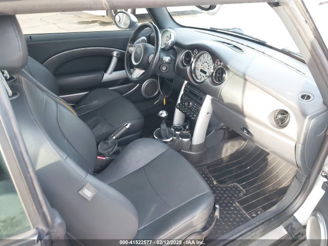 2005 MINI COOPER S WMWRH334X5TF83084 Photo 4