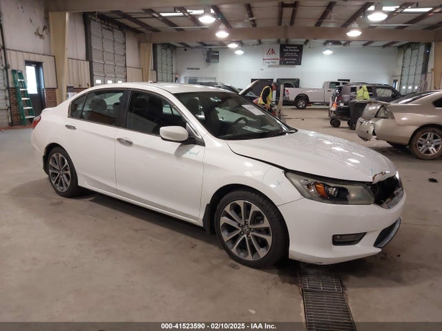 2015 1HGCR2F58FA256697 main image