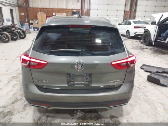 W04GV8SX5J1110895 Buick Regal Tourx Essence