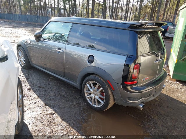 2010 MINI COOPER S CLUBMAN WMWMM3C5XATP75689 Photo 2
