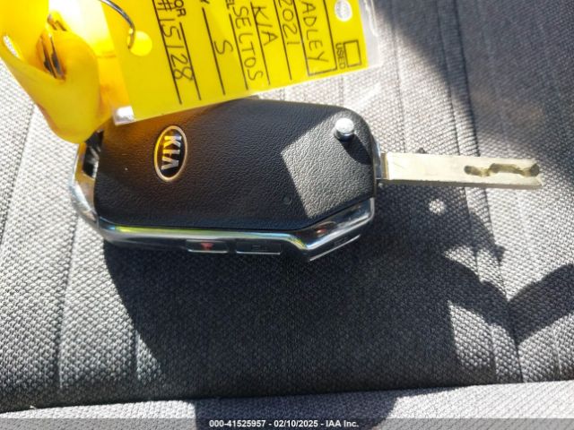 KNDEUCAA5M7226700 KIA SELTOS S