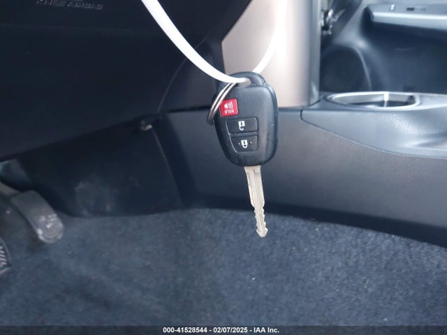 Toyota RAV4 LE 2018 JTMZFREV7JJ176537 Image 11