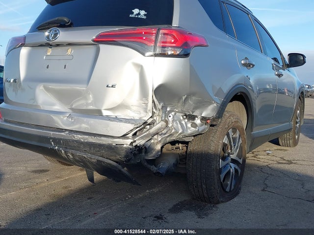 Toyota RAV4 LE 2018 JTMZFREV7JJ176537 Image 17