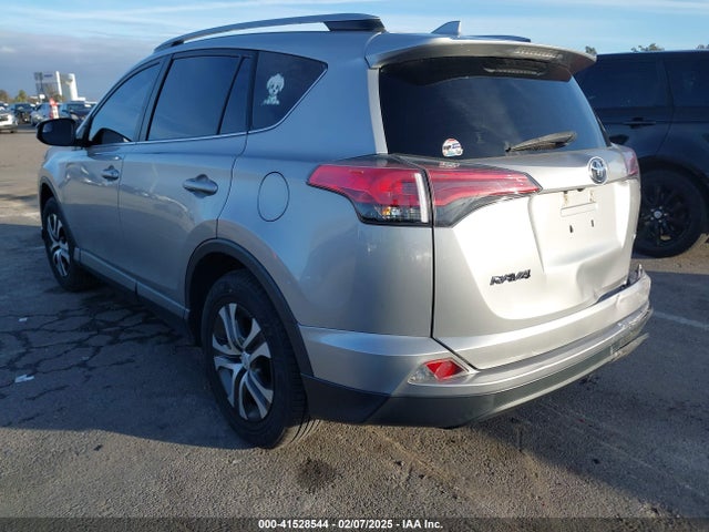 Toyota RAV4 LE 2018 JTMZFREV7JJ176537 Image 3