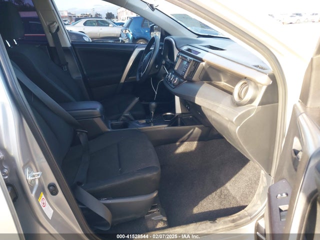 Toyota RAV4 LE 2018 JTMZFREV7JJ176537 Image 5