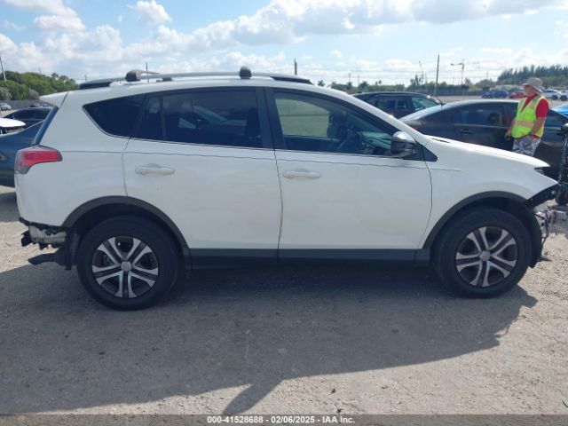 JTMZFREV8JJ732113 Toyota RAV4 LE