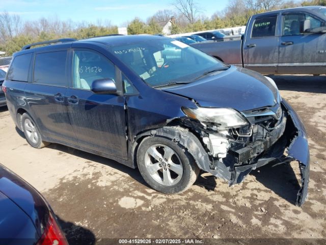 5TDKZ3DC1JS949043 Toyota Sienna Le 8 Passenger