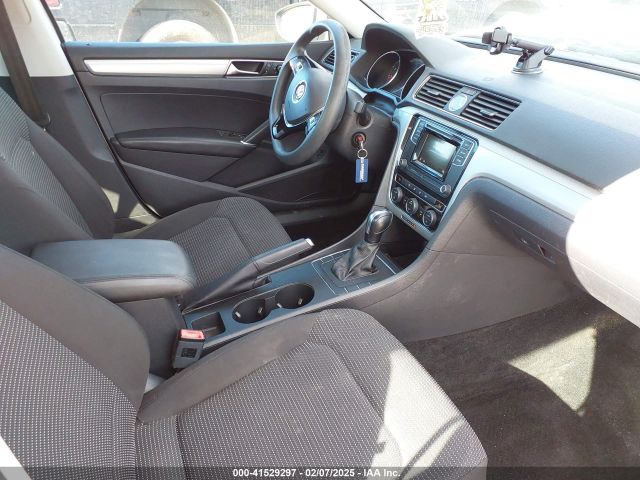 1VWAT7A39HC070407 Volkswagen Passat 1.8t S