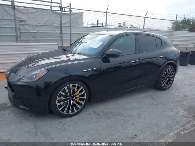 Maserati 2023 2023 ZN682AVM2P7410622 Image 2