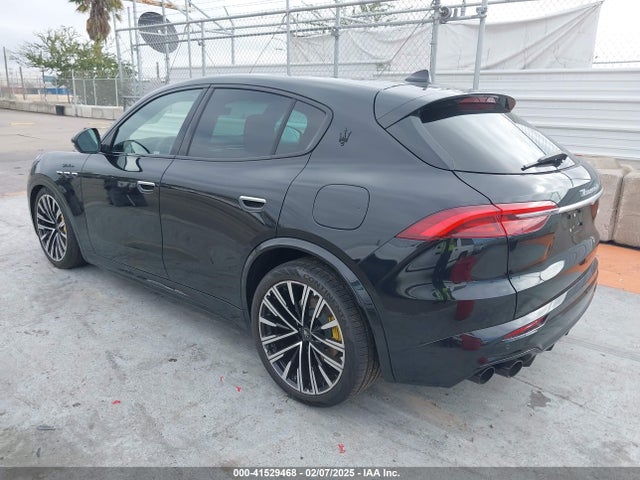 Maserati 2023 2023 ZN682AVM2P7410622 Image 3