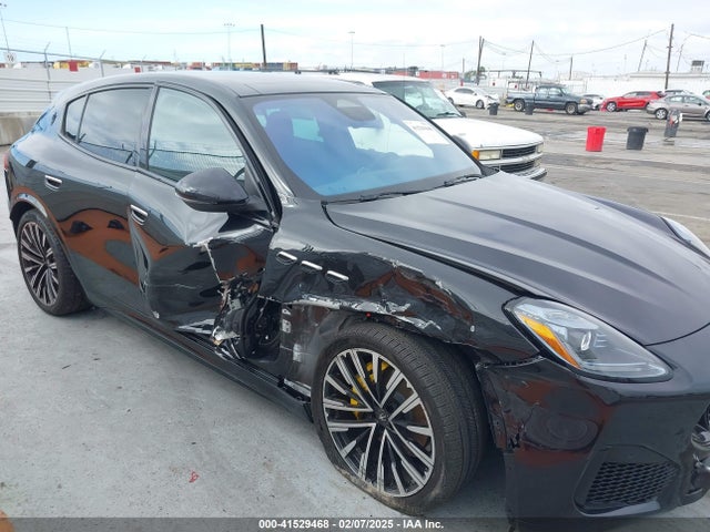 Maserati 2023 2023 ZN682AVM2P7410622 Image 6