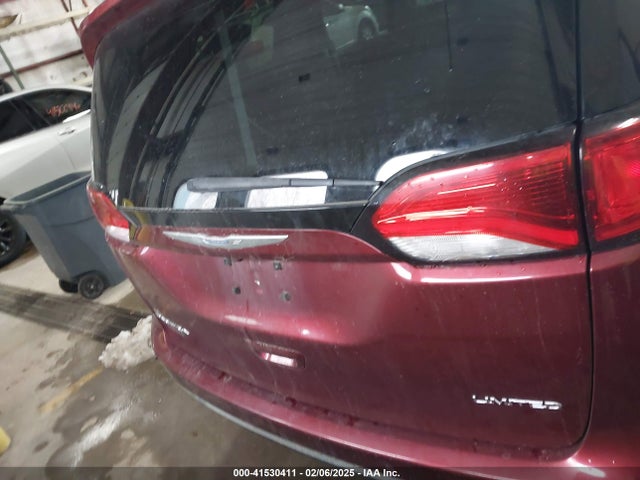 Chrysler Pacifica Limited 2017 2C4RC1GGXHR734671 Image 16