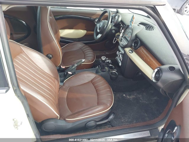 2009 MINI COOPER CLUBMAN WMWML33509TP98445 Photo 4