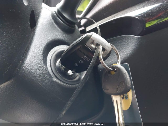 5XYKT3A63EG470691 KIA SORENTO LX