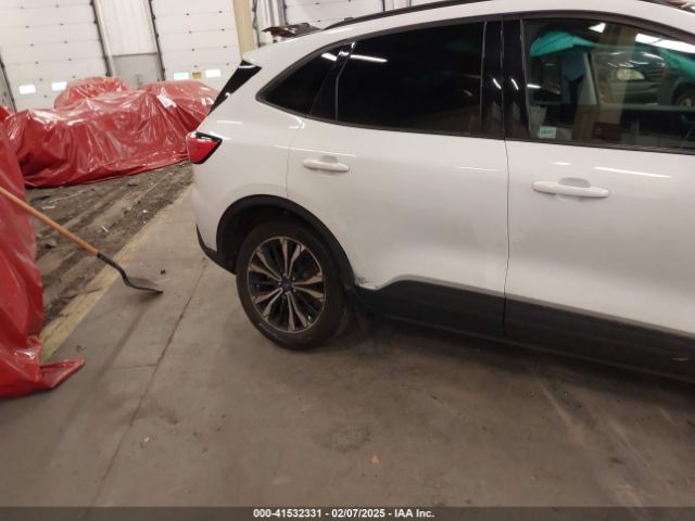 1FMCU9H90NUB60173 Ford ESCAPE SEL