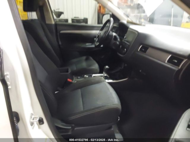 JA4AZ3A33JZ040715 Mitsubishi Outlander Se