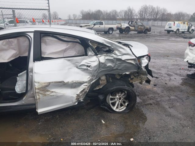 1FADP3F24HL210401 Ford FOCUS SE
