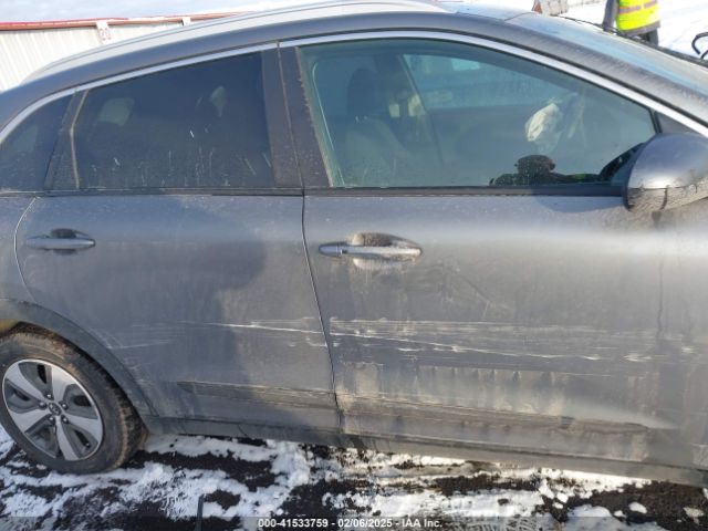 KNDCB3LC8J5132670 KIA NIRO LX