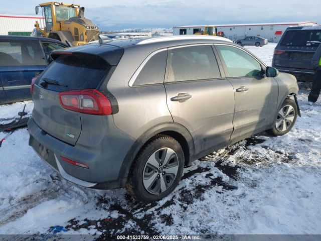 KNDCB3LC8J5132670 KIA NIRO LX