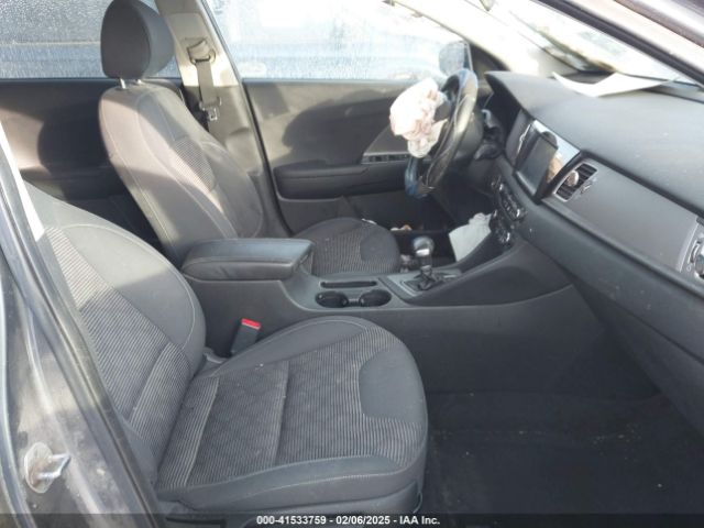 KNDCB3LC8J5132670 KIA NIRO LX