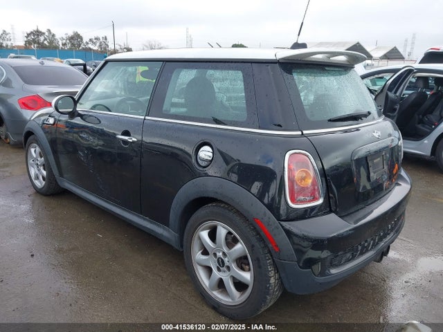 2010 MINI COOPER S WMWMF7C55ATZ72075 Photo 2