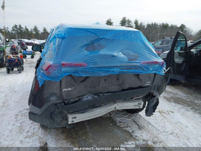 2T3F1RFV2KW050945 Toyota RAV4 LE