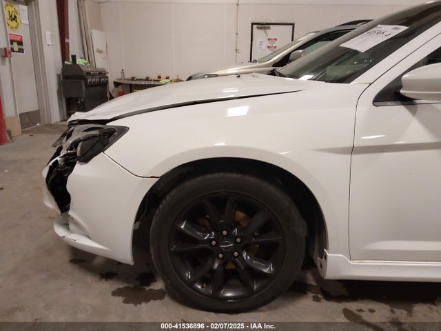 Chrysler 200 Limited 2014 1C3CCBCG9EN193305 Image 17