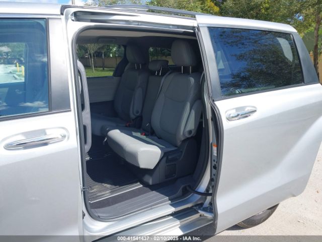 5TDYRKEC9RS200201 Toyota SIENNA XLE