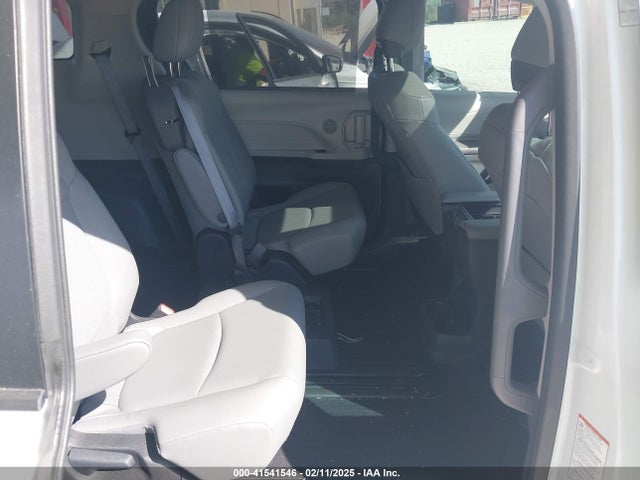 5TDYRKEC1NS136066 Toyota SIENNA XLE