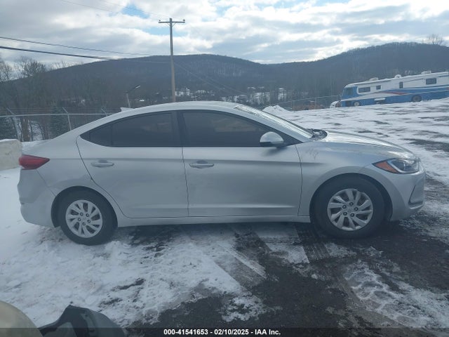 Hyundai ELANTRA SE 2018 5NPD74LF8JH385851 Image 13
