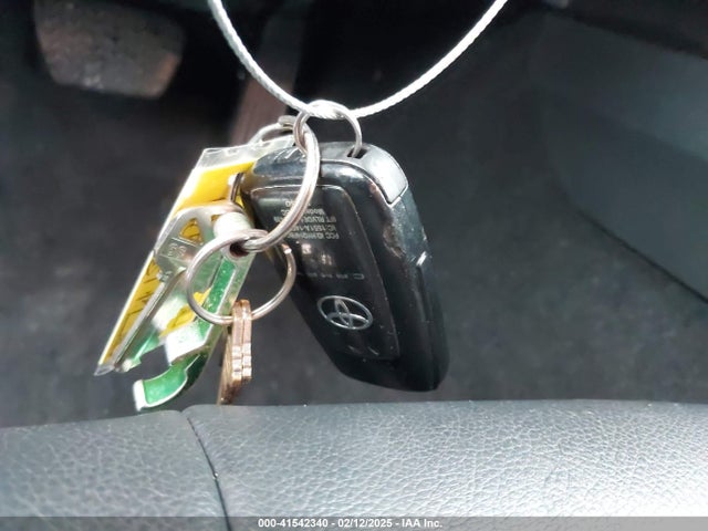 4T1T11AK8NU679382 Toyota CAMRY SE