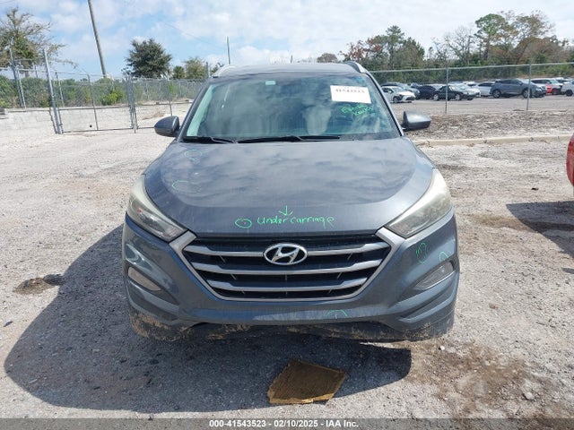 KM8J33A4XHU595390 Hyundai TUCSON SE