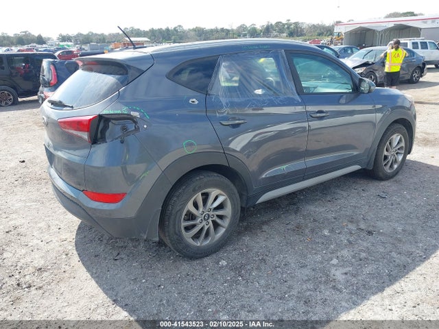 KM8J33A4XHU595390 Hyundai TUCSON SE