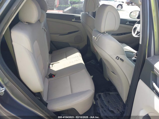 KM8J33A4XHU595390 Hyundai TUCSON SE