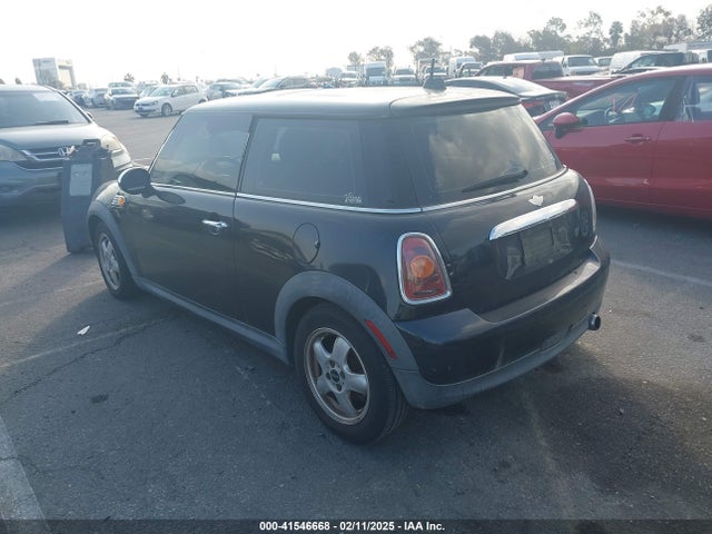 2008 MINI COOPER WMWMF335X8TU64252 Photo 2
