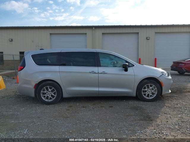 Chrysler Pacifica Touring L 2024 2C4RC1BGXRR148464 Image 13