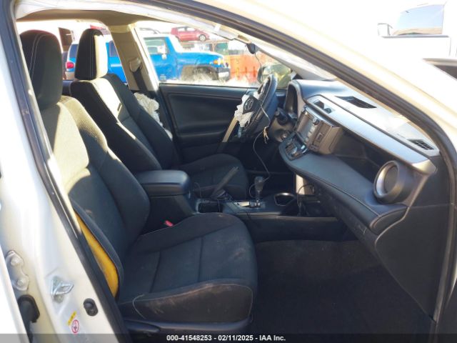 JTMRFREV6HJ702165 Toyota Rav4 Xle