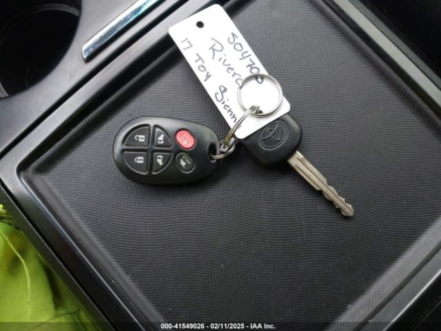 5TDXZ3DC2HS783440 Toyota Sienna Se 8 Passenger