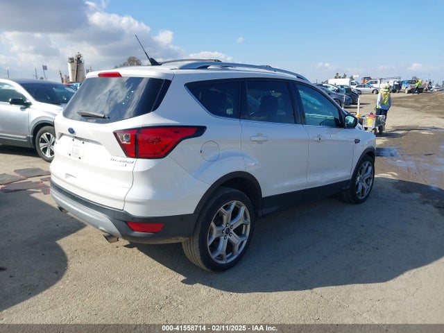 1FMCU0J98KUA06117 Ford Escape Titanium