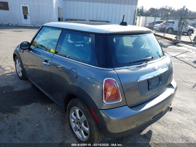 2010 MINI COOPER HARDTOP WMWMF3C53ATZ62685 Photo 2